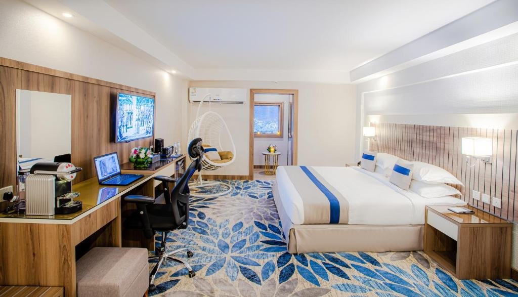 Superior Room with One King Bed